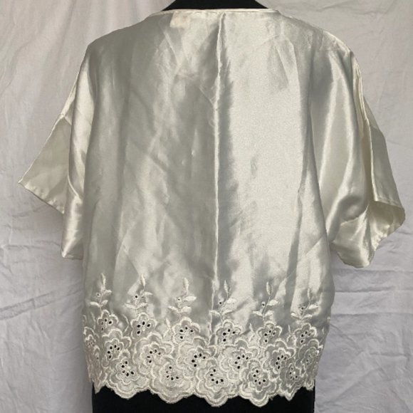 Vintage White Eyelet Button-Up Blouse with Floral Embroidery - Picture 4 of 5